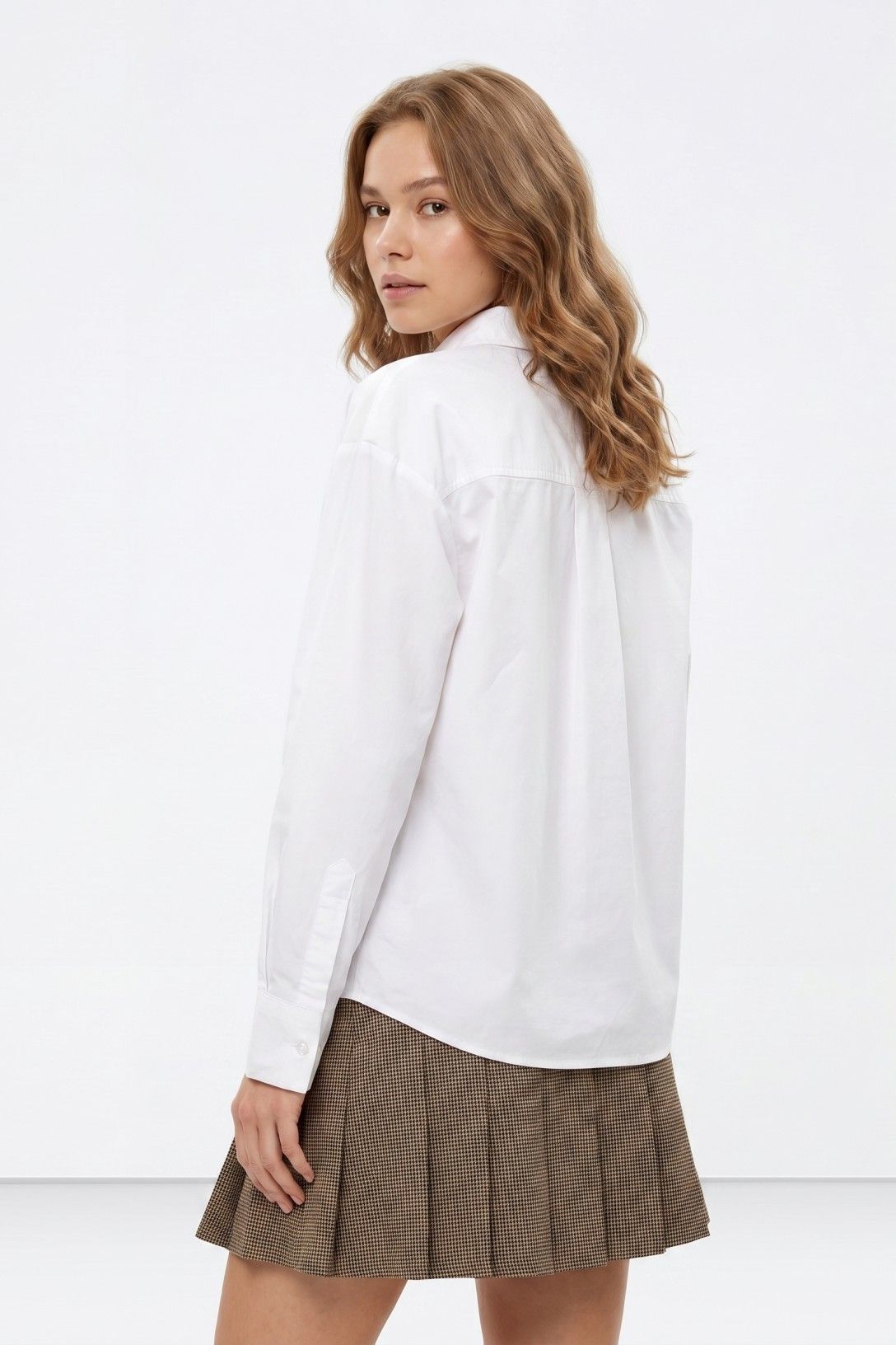 Camisa manga larga blanca con bordado.
