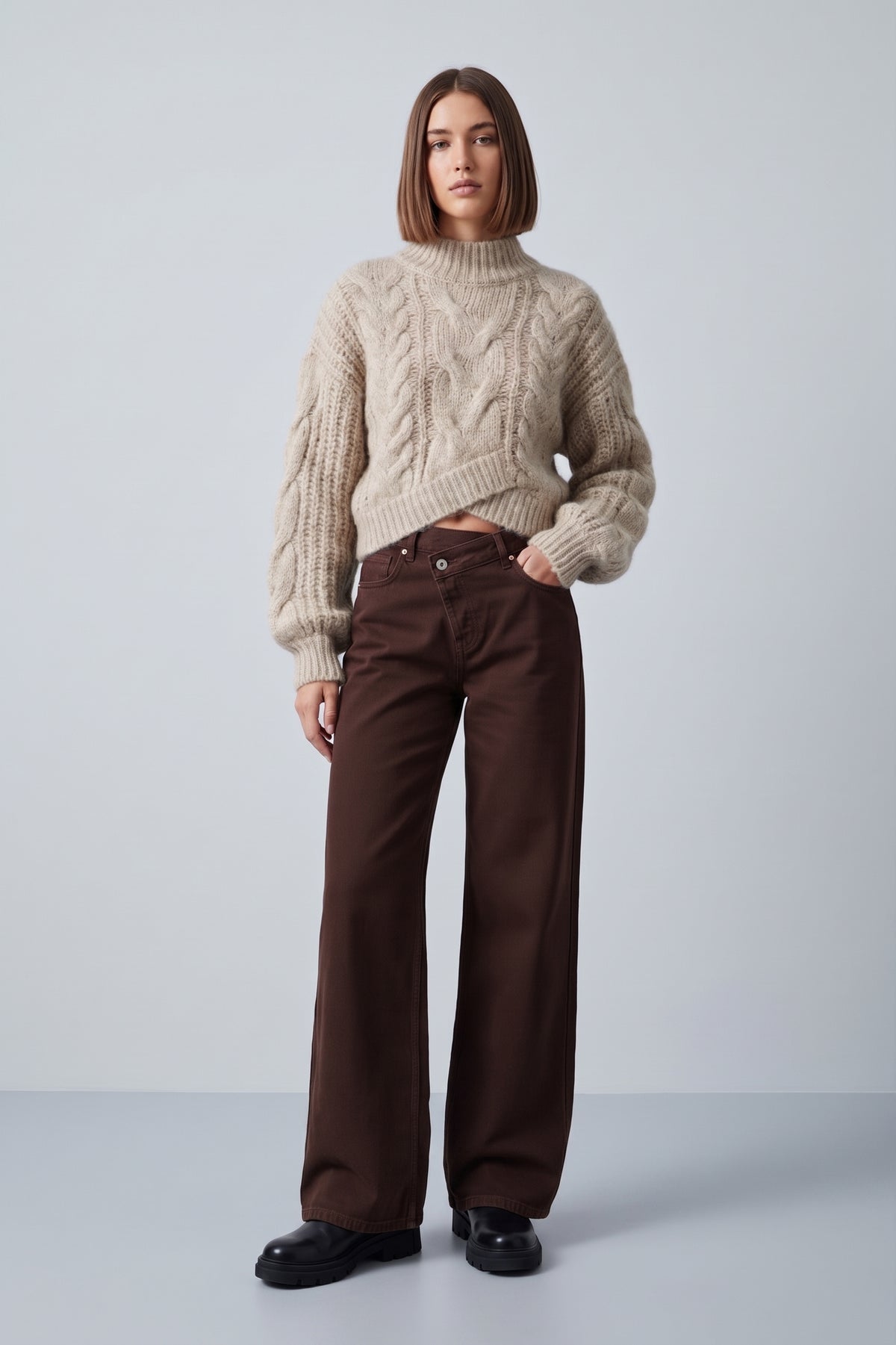 Pantalón wide leg con cintura asimétrica marrón