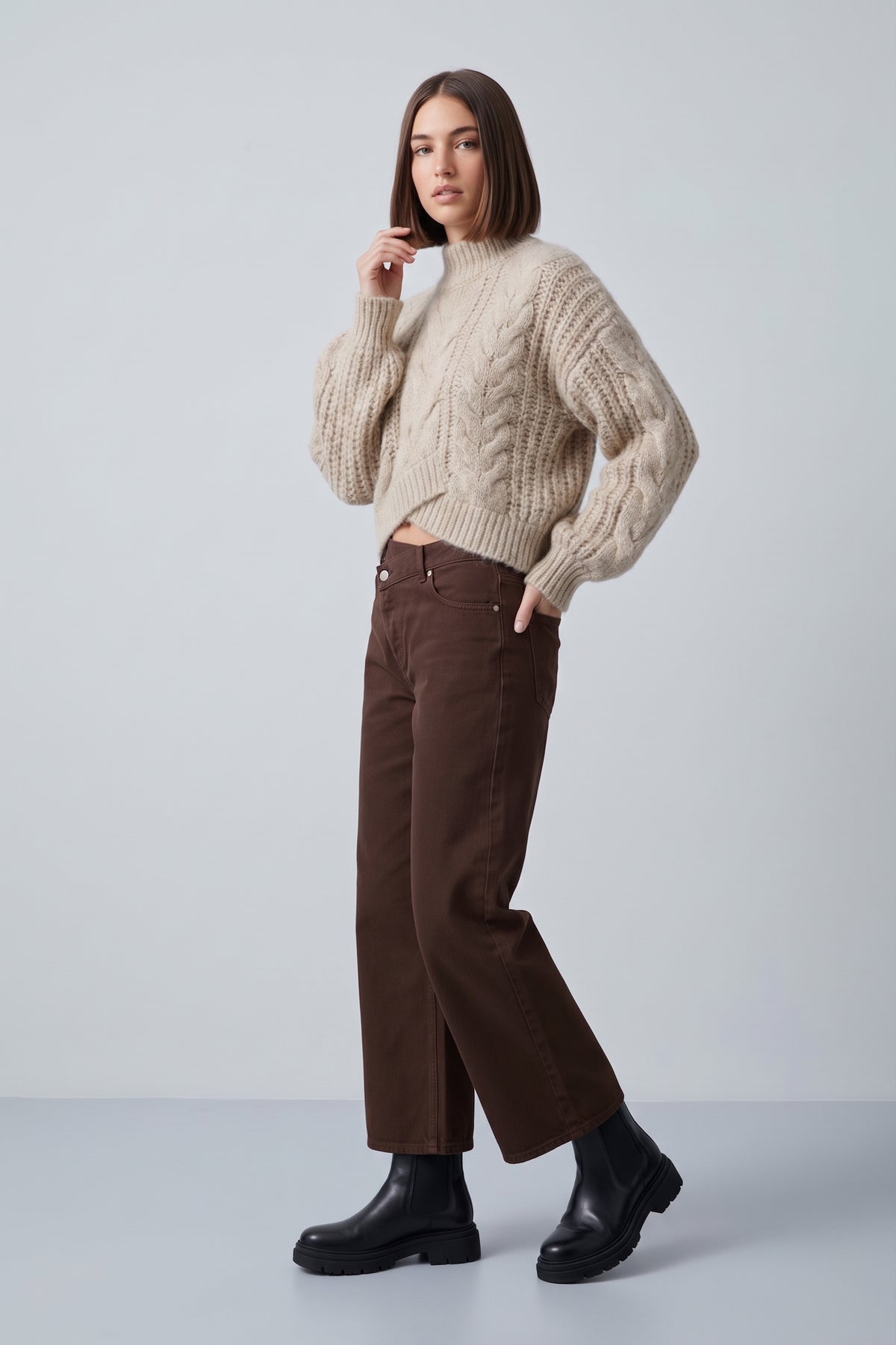 Pantalón wide leg con cintura asimétrica marrón