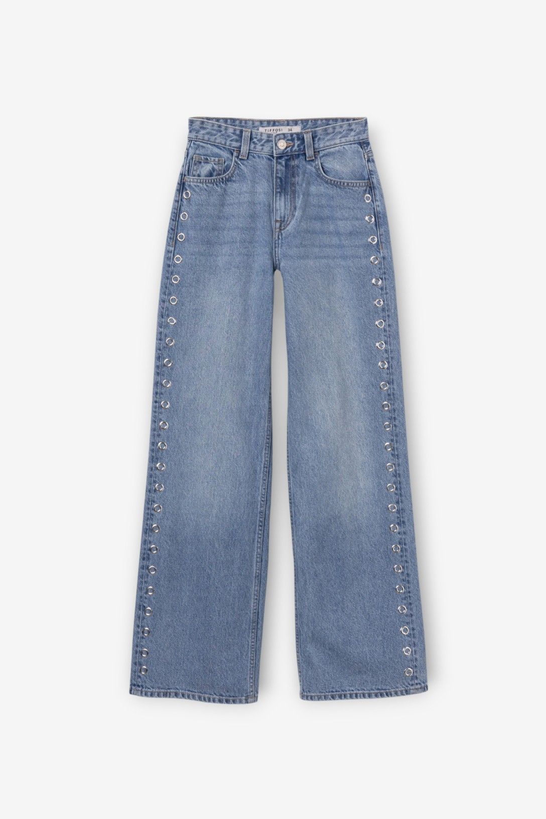 Pantalón vaquero pierna ancha con ojales metálicos.