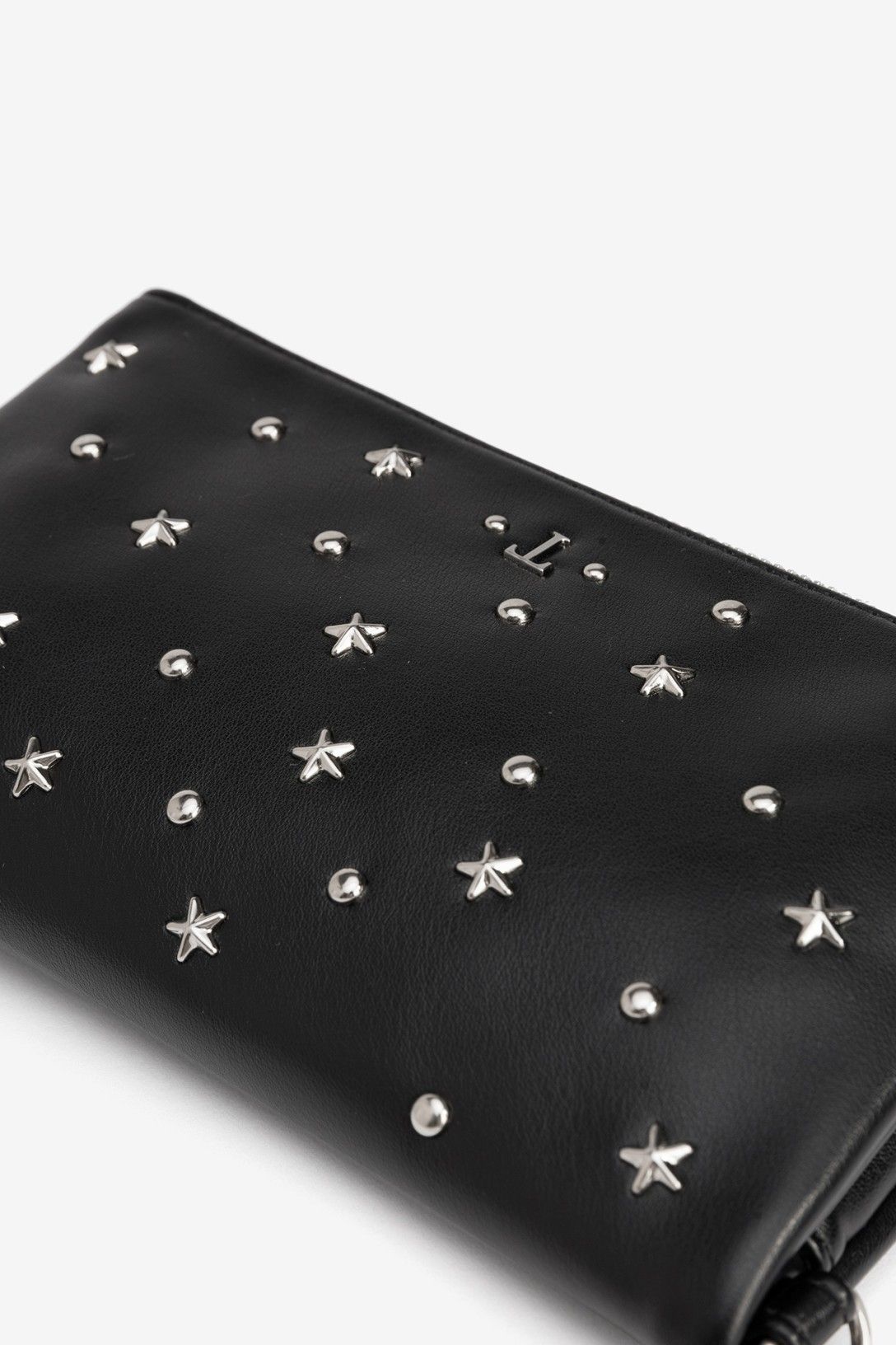 Bolso sobre con apliques de estrellas, negro