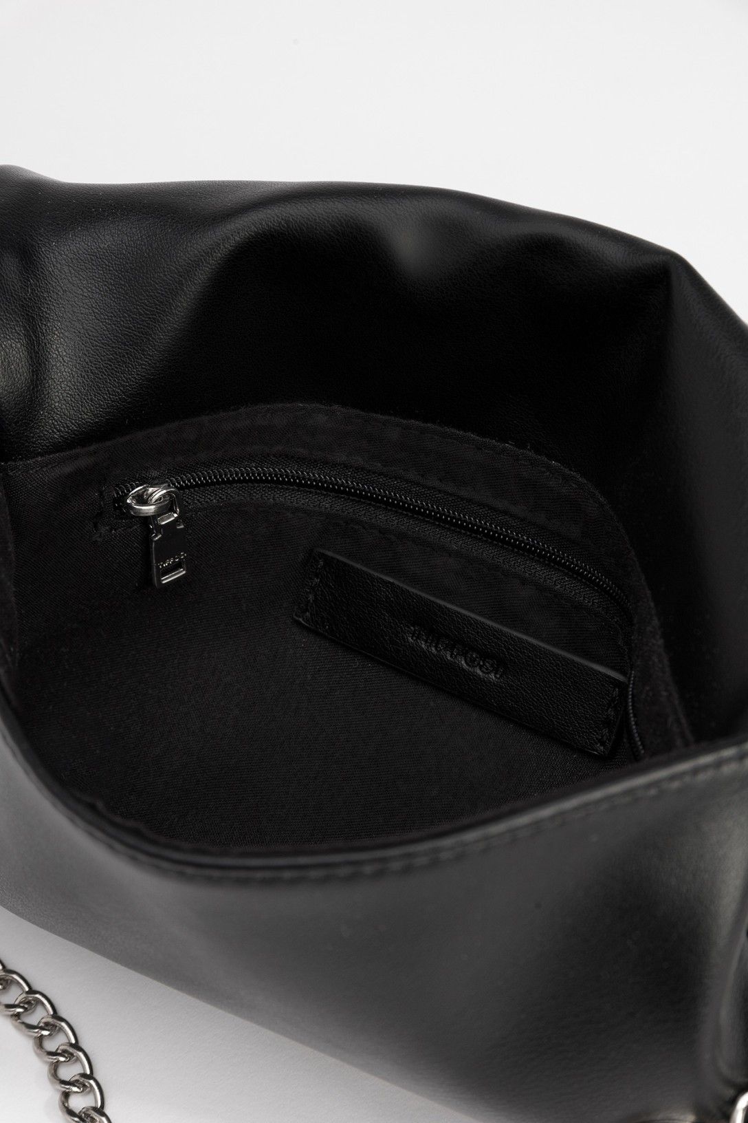 Bolso sobre con apliques de estrellas, negro