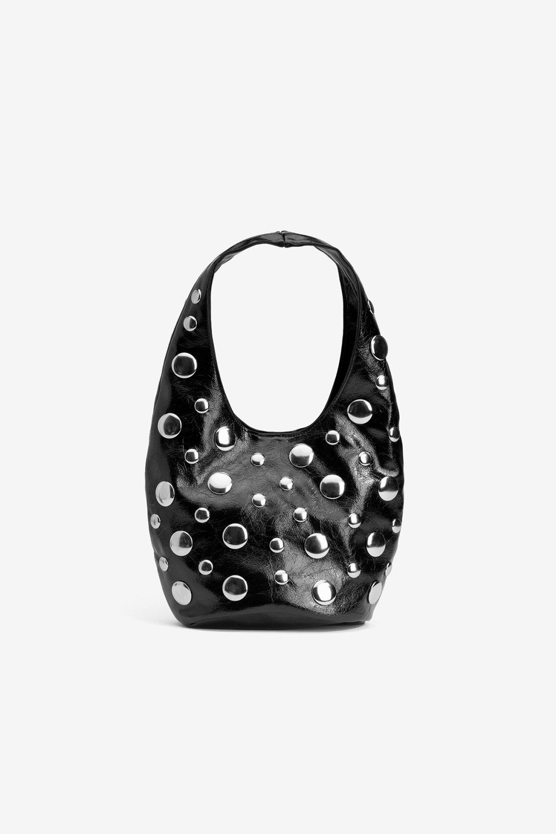 Bolso negro con tachuelas