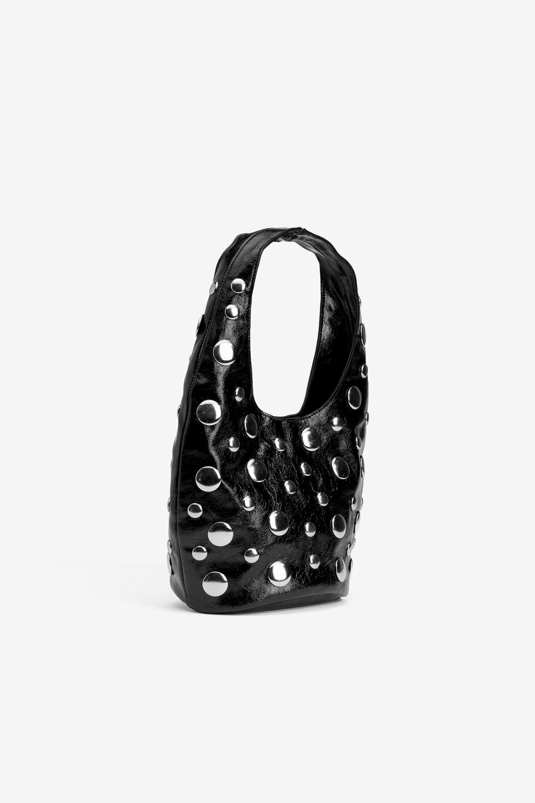 Bolso negro con tachuelas