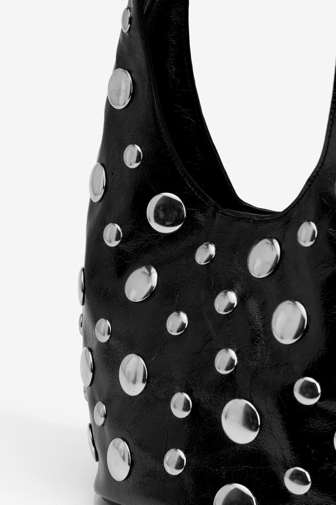 Bolso negro con tachuelas