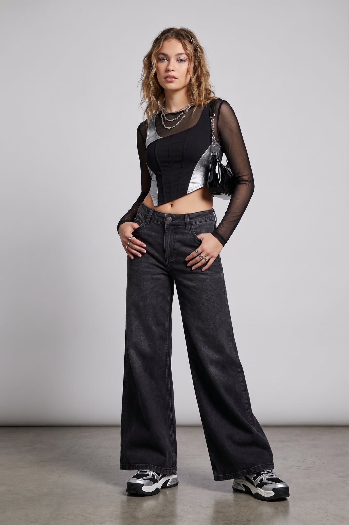 Pantalón vaquero pata ancha negro.
