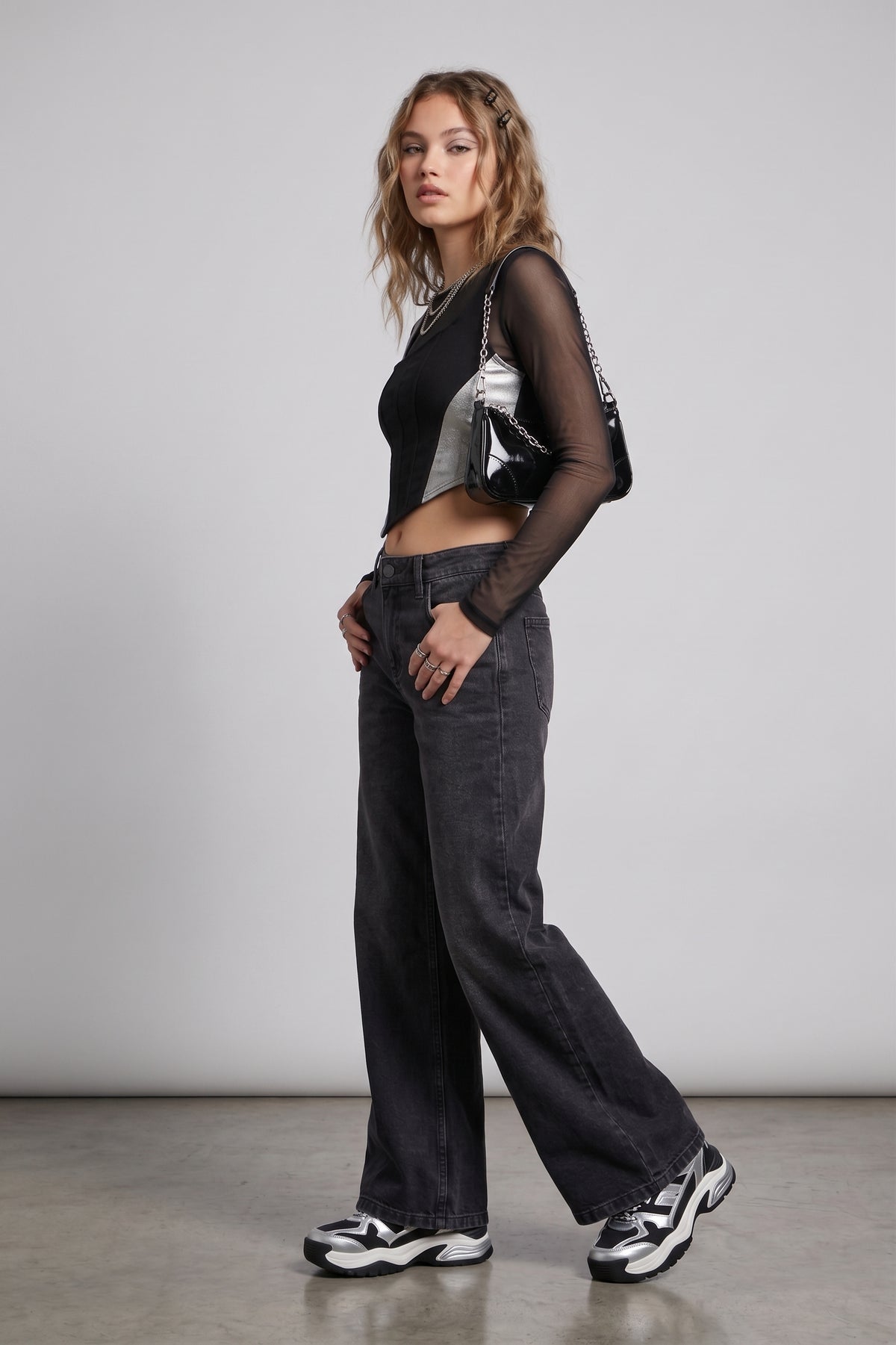 Pantalón vaquero pata ancha negro.