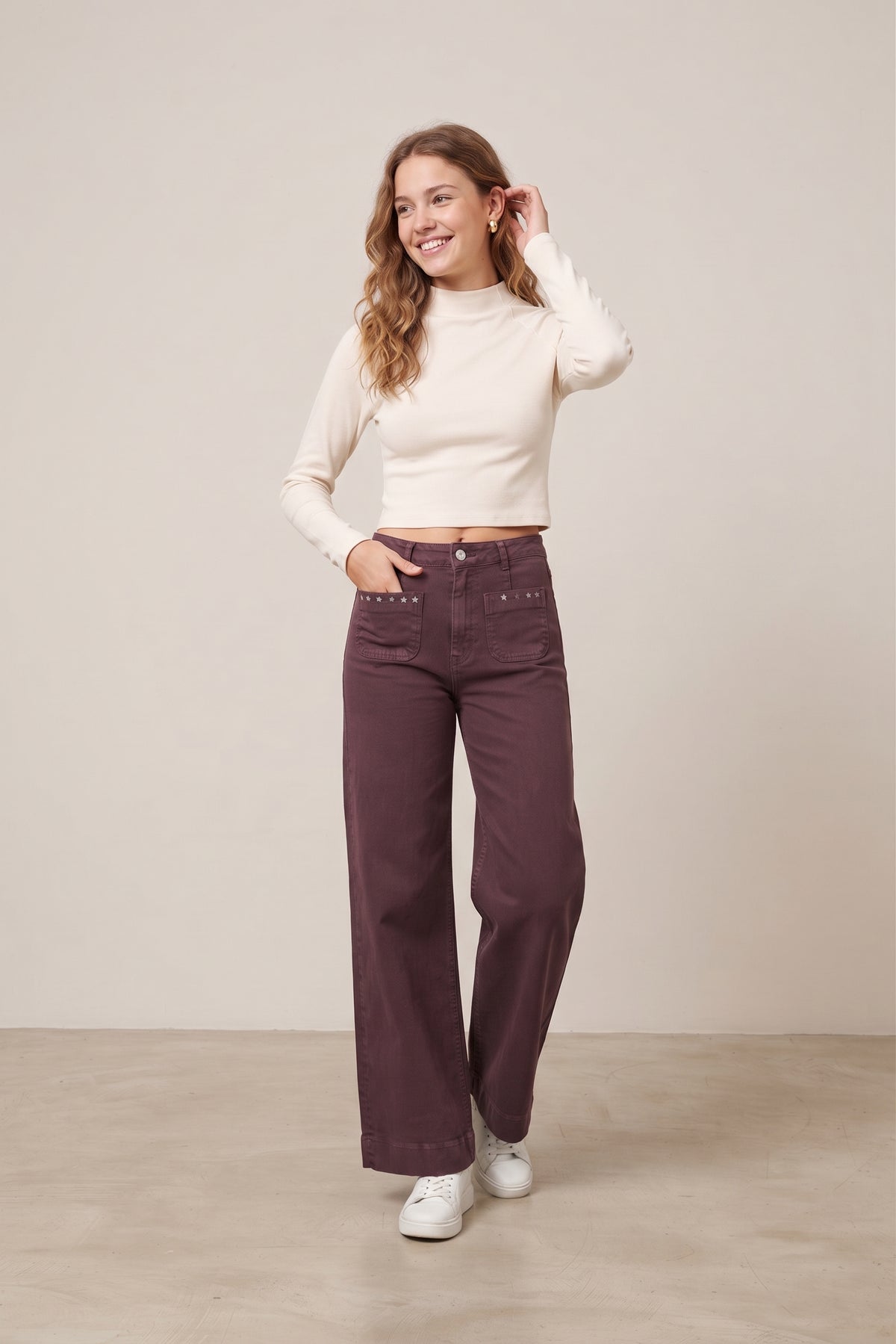 Pantalón vaquero corte recto y ancho tiro alto berenjena.