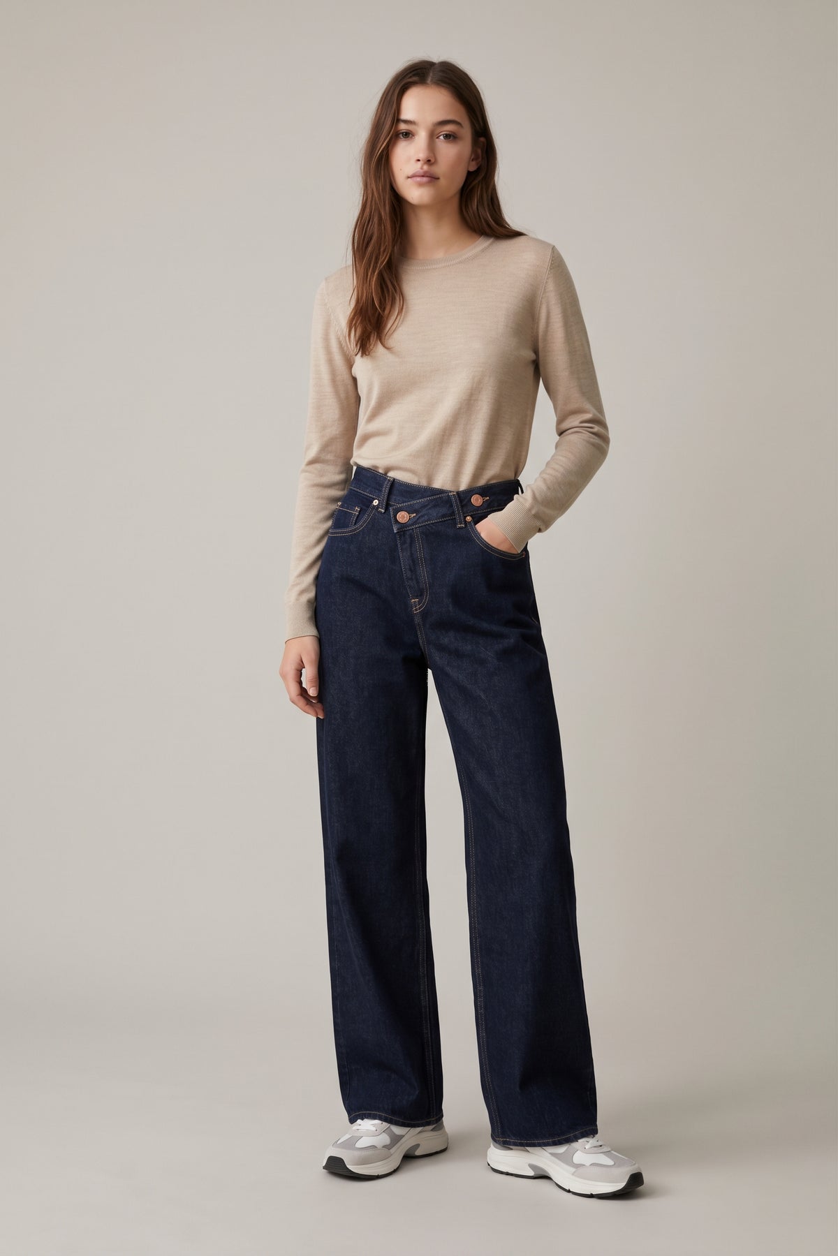 Pantalón vaquero de corte recto, talle alto, cierre cruzado azul oscuro.