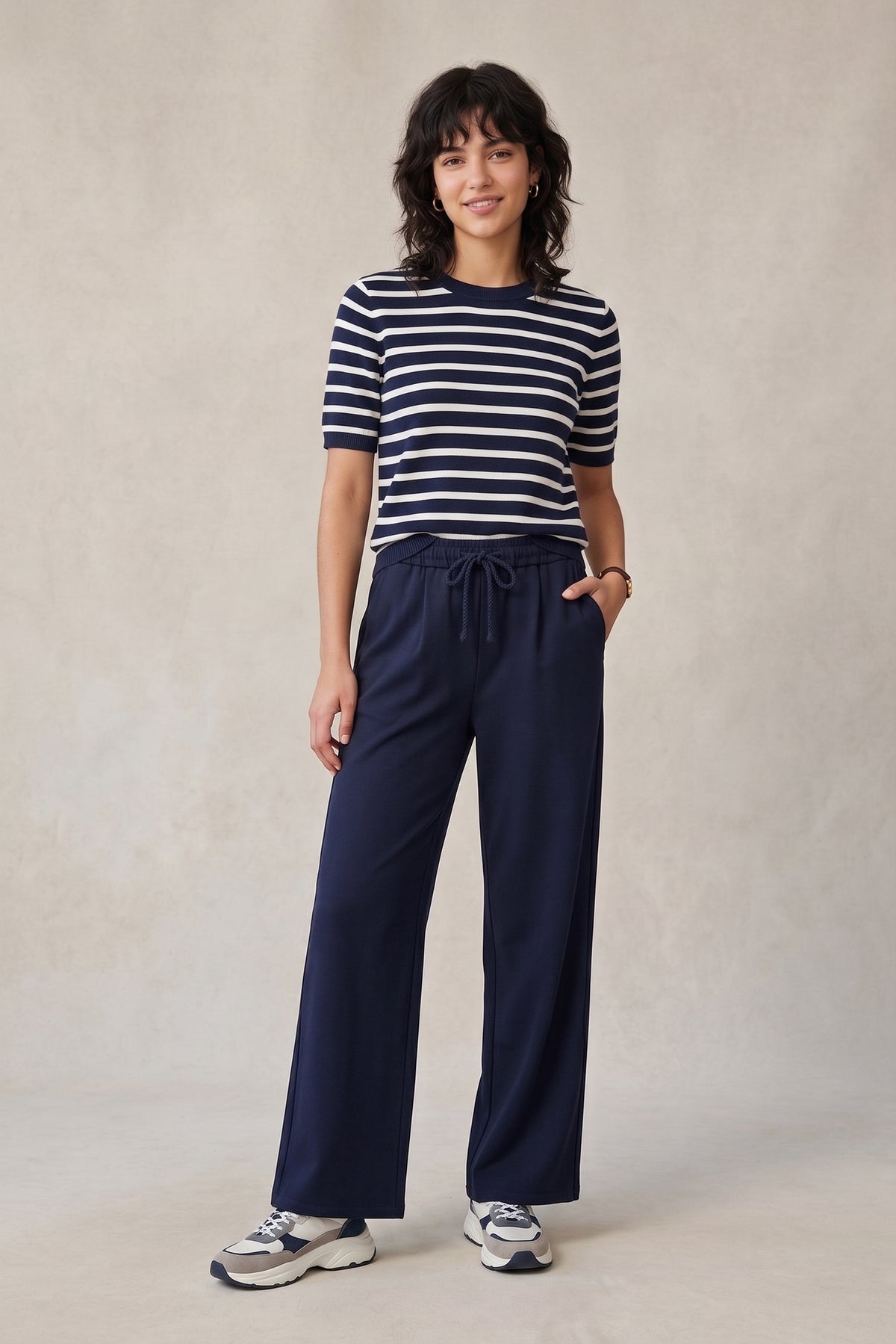 Pantalón fluido azul marino.