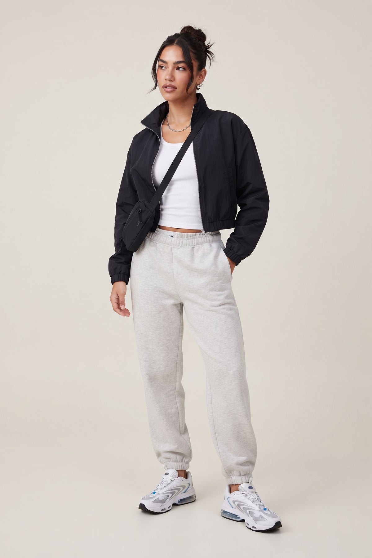 Pantalón jogger gris.