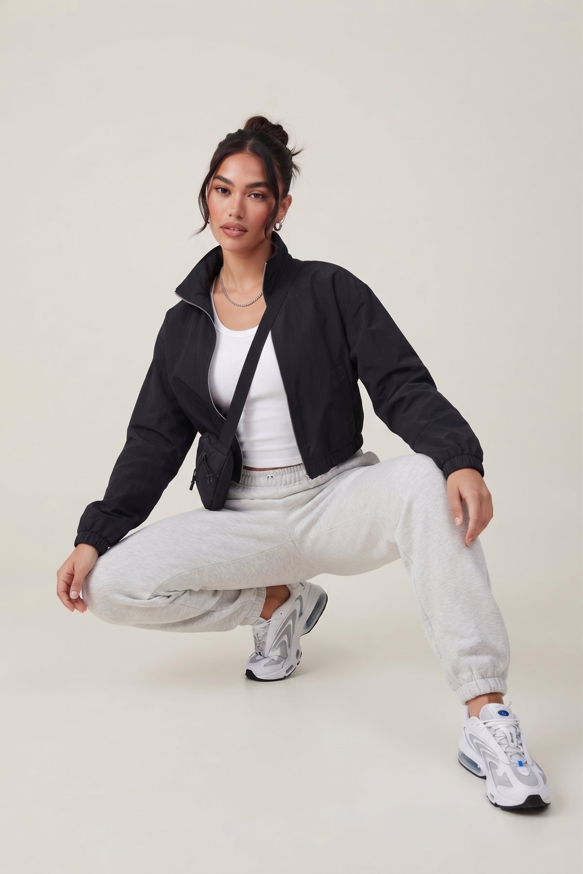 Pantalón jogger gris.