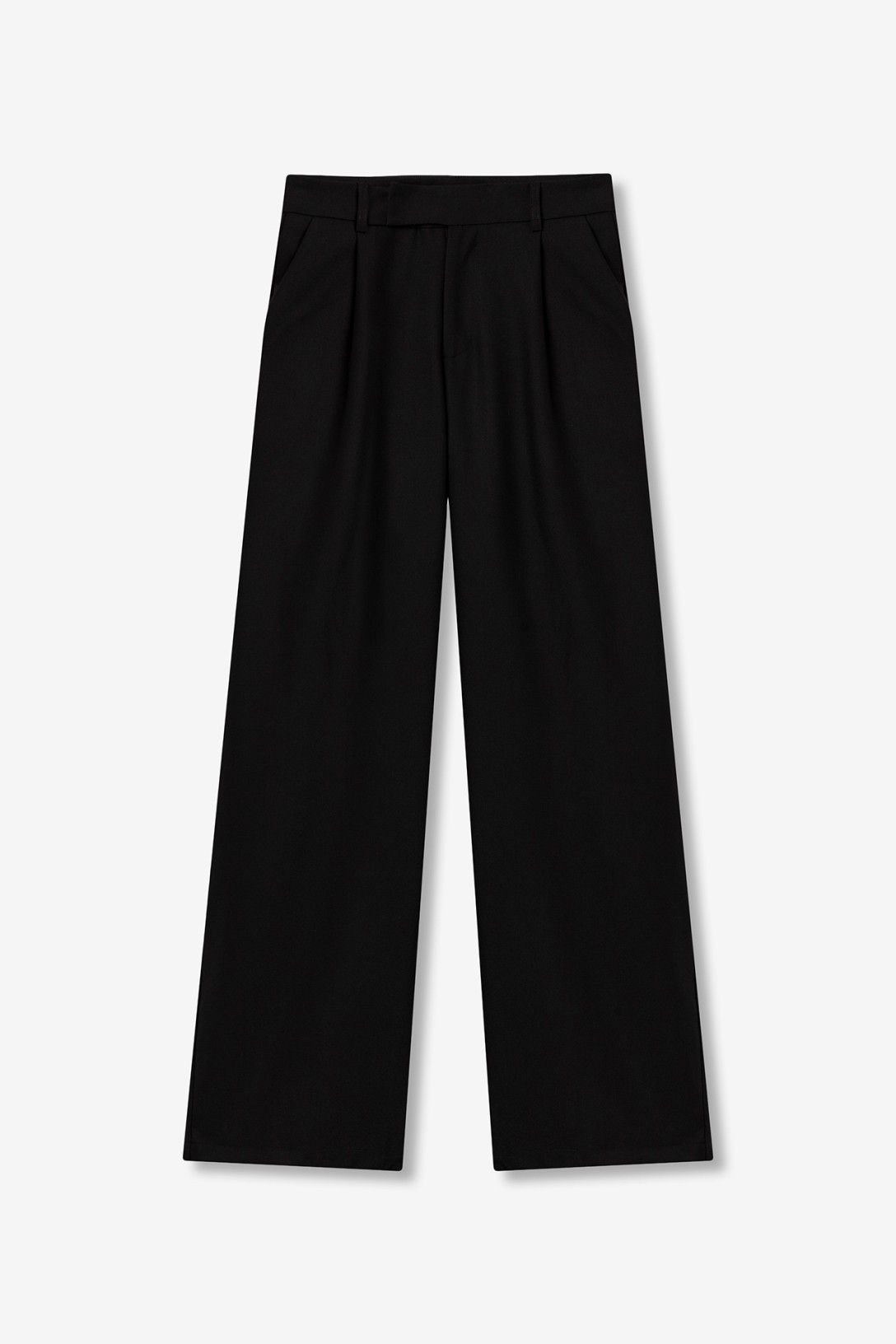 Pantalón fluido con pinzas.