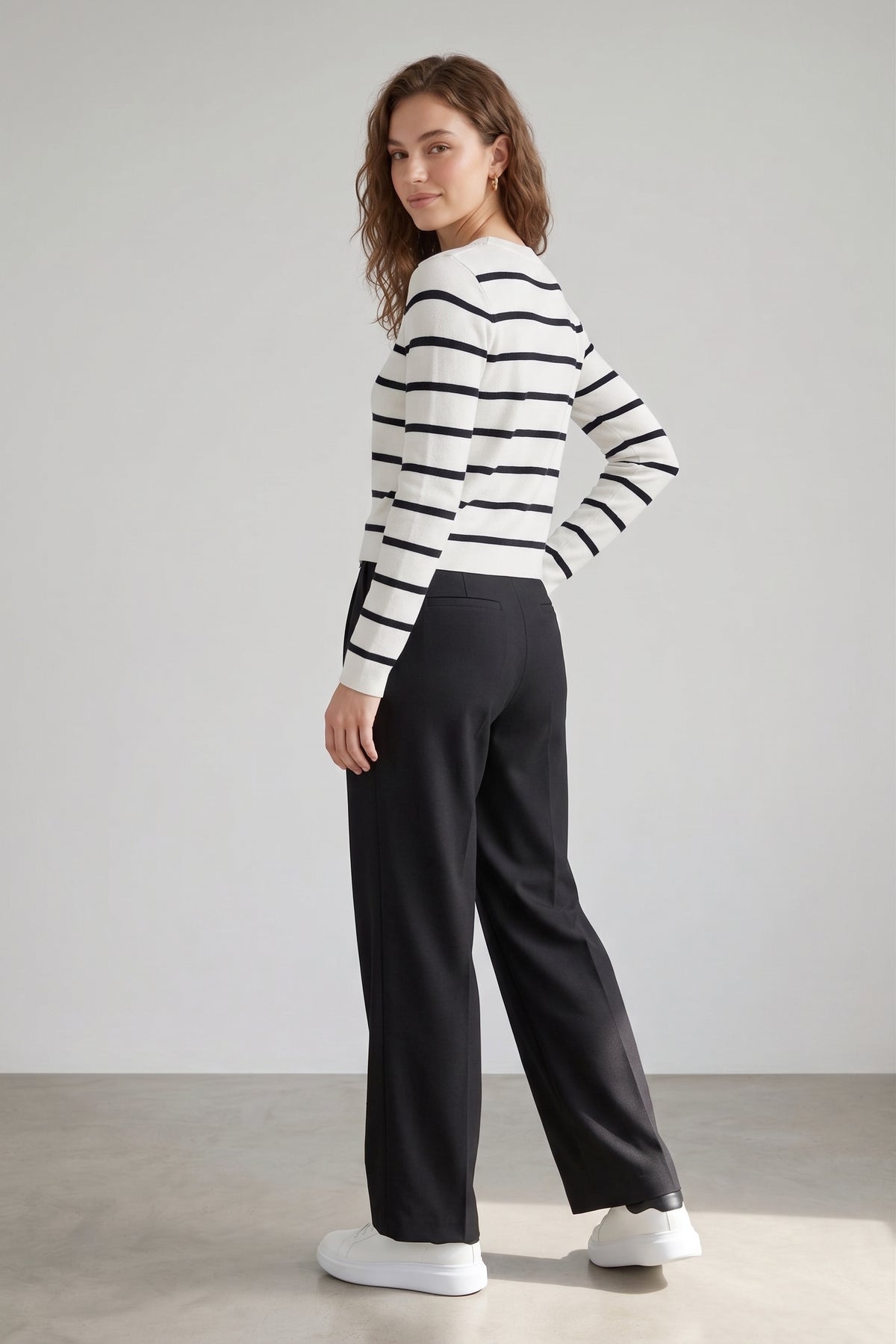 Pantalón fluido con pinzas.