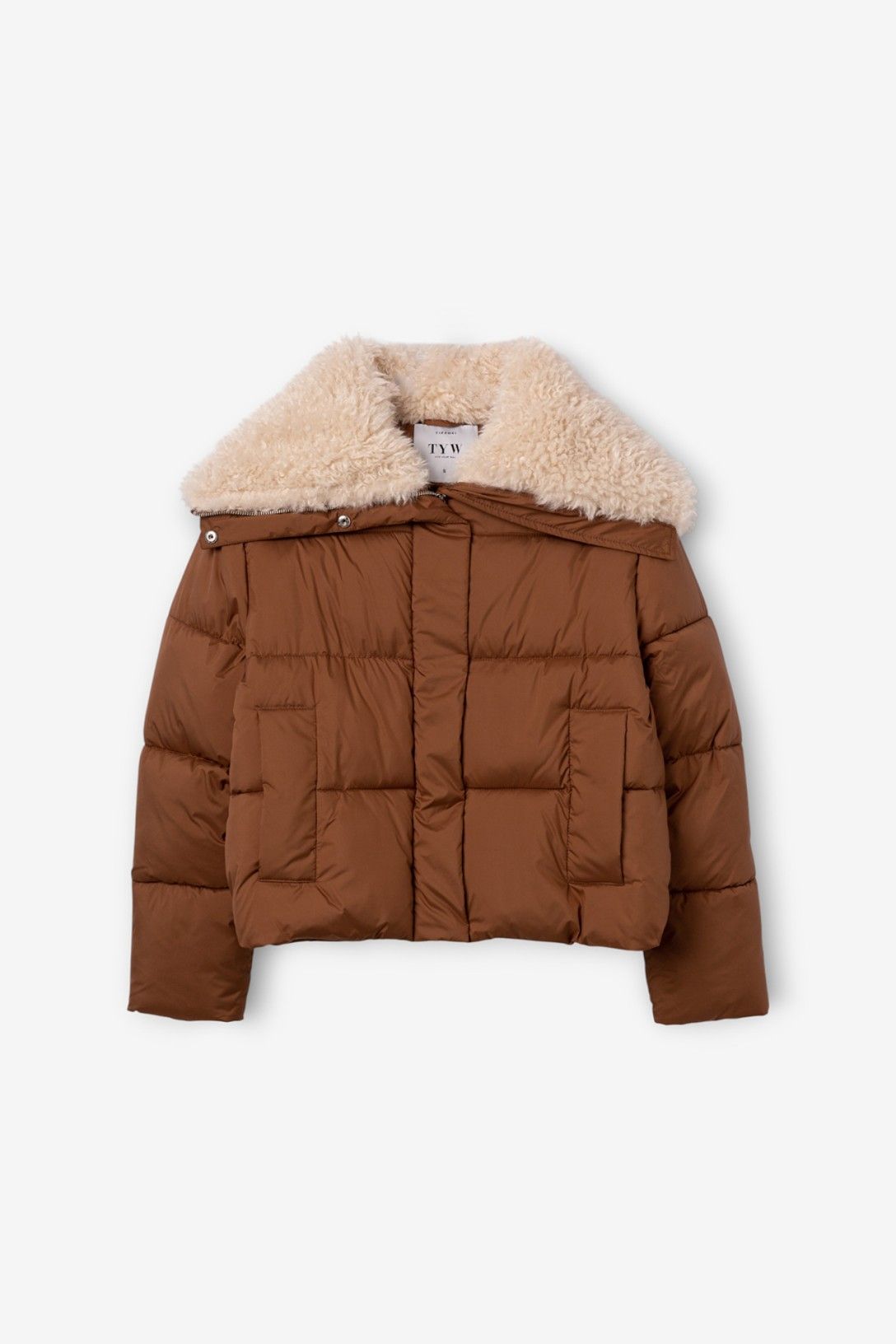 Chaqueta corta de plumífero marrón.