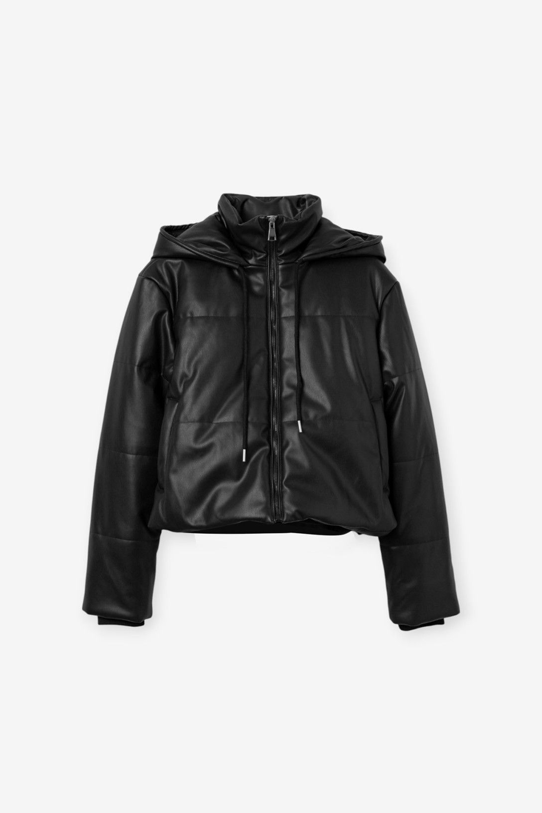 Chaqueta acolchada corta  piel sintética negra.