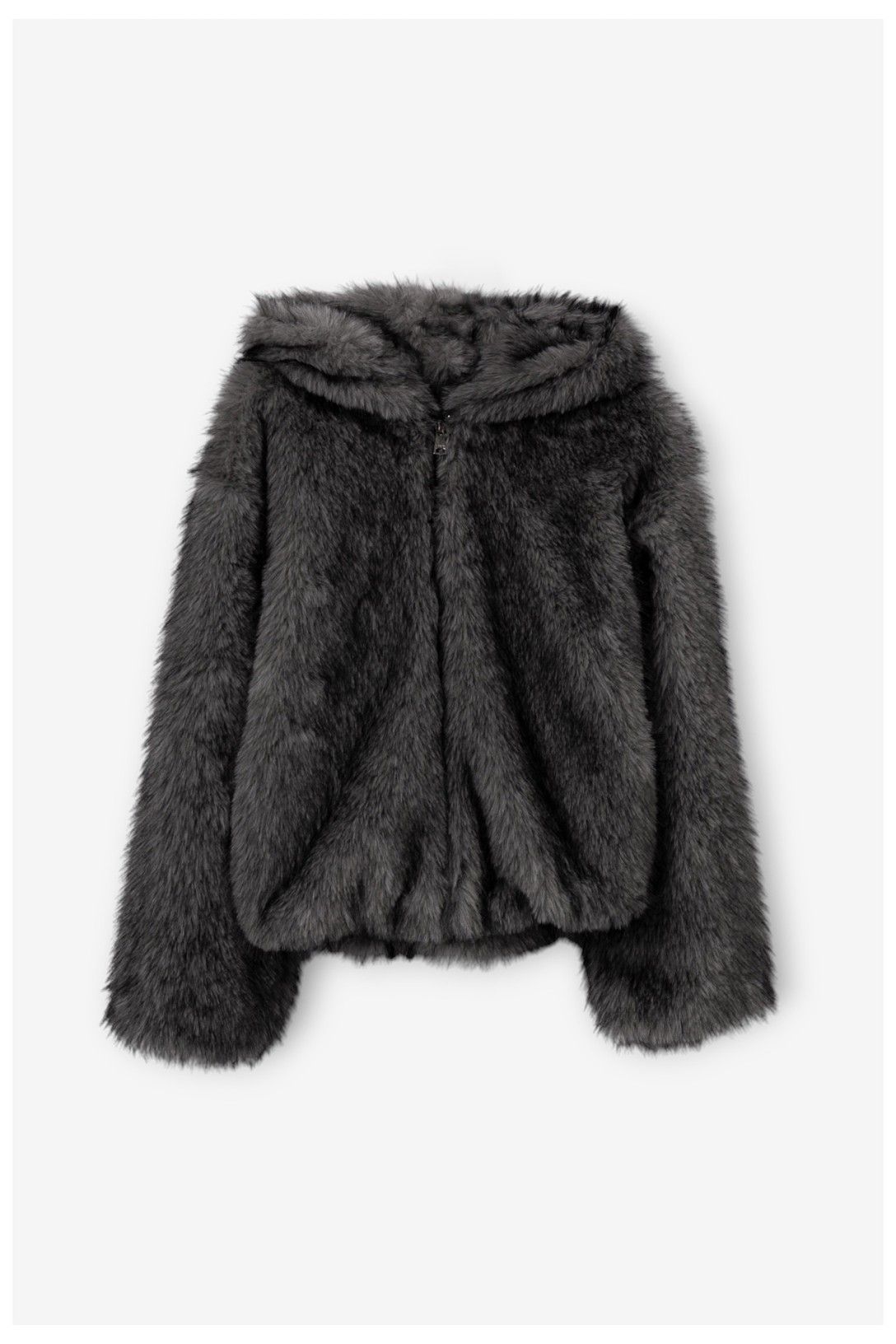 Chaquetón corto con capucha pelo sintético.