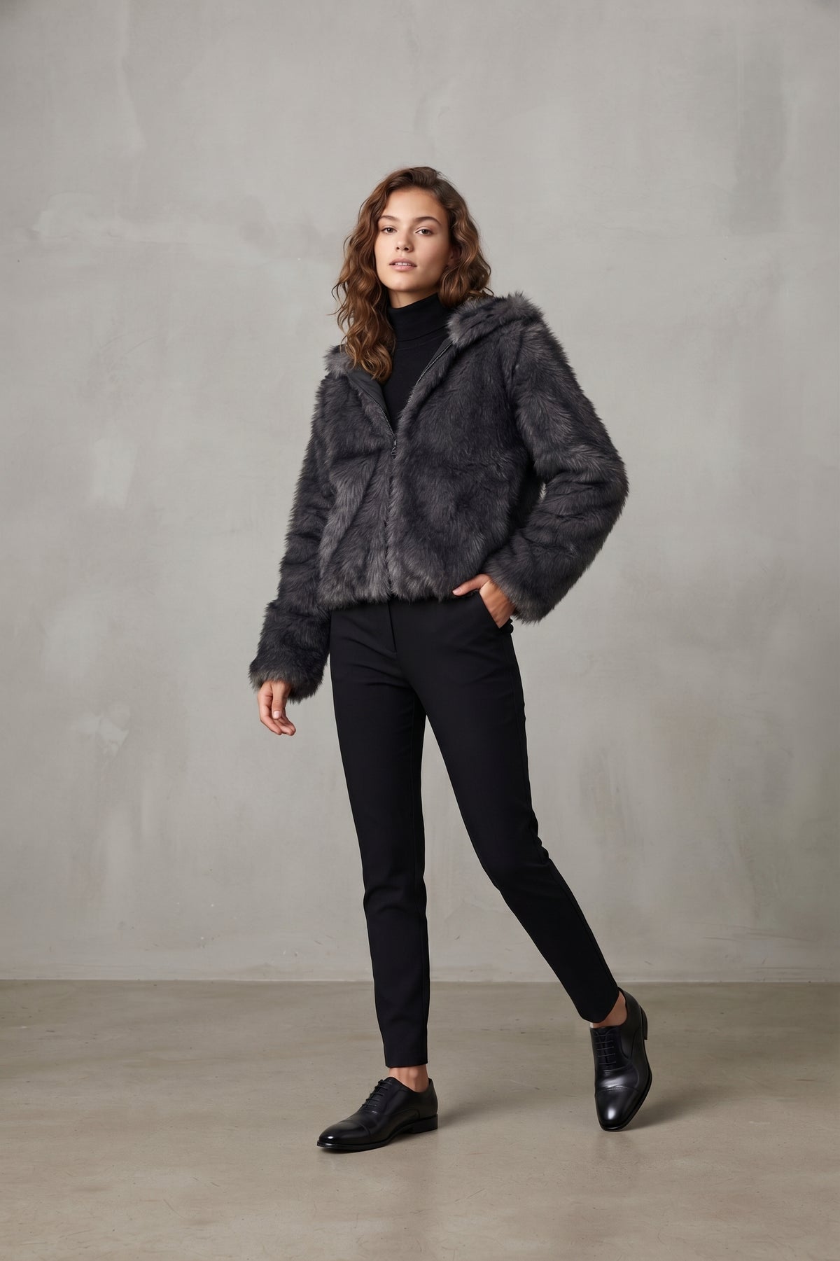 Chaquetón corto con capucha pelo sintético.