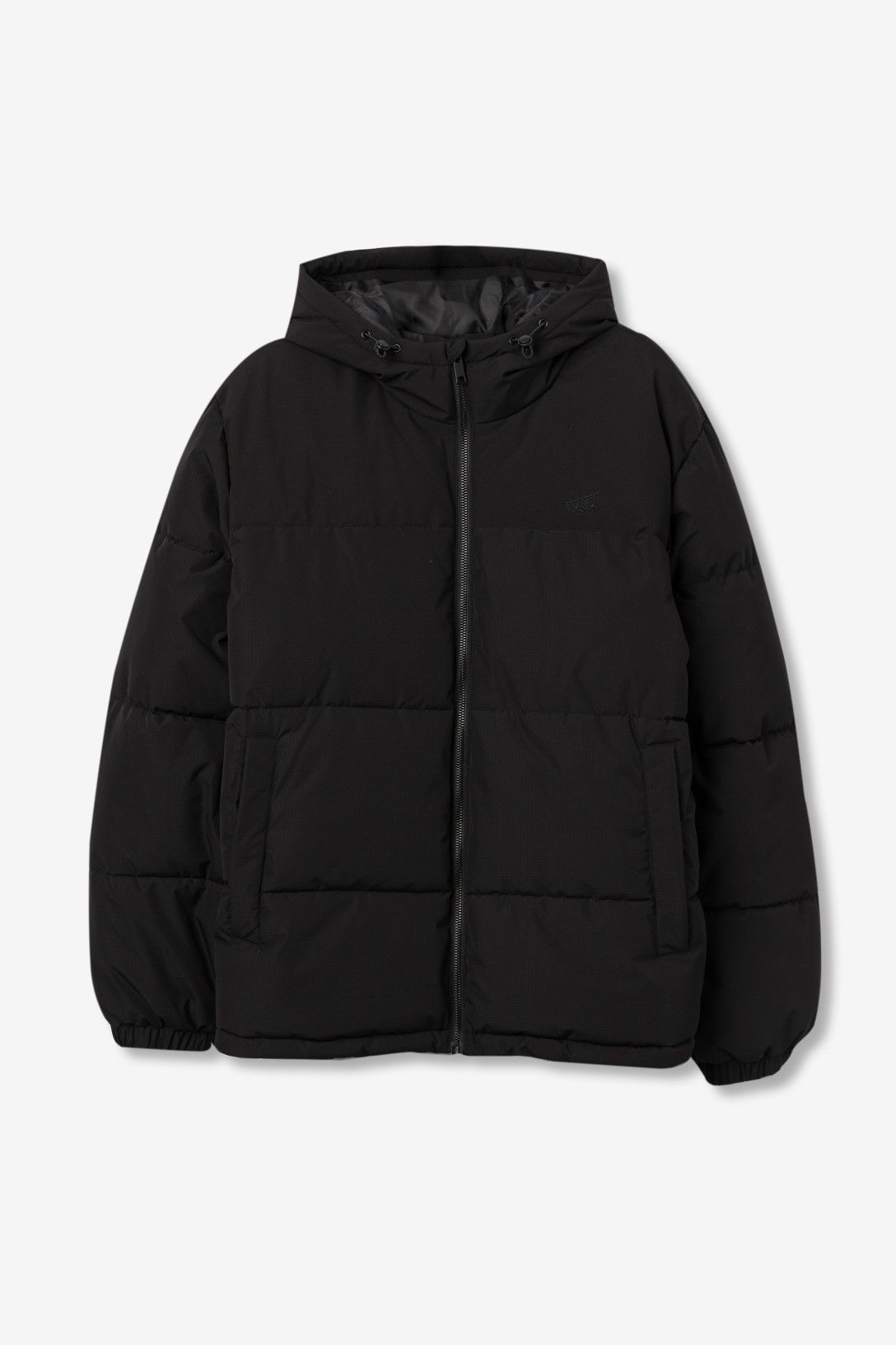 Chaquetón con capucha acolchado negro.