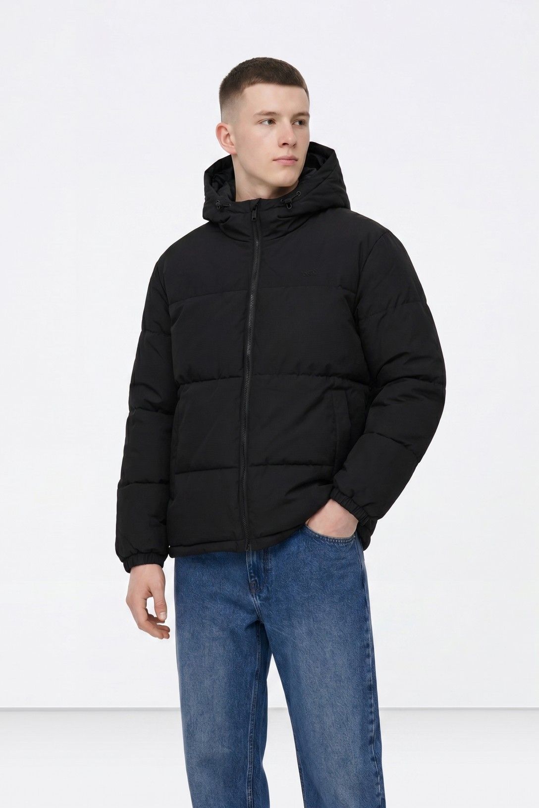 Chaquetón con capucha acolchado negro.