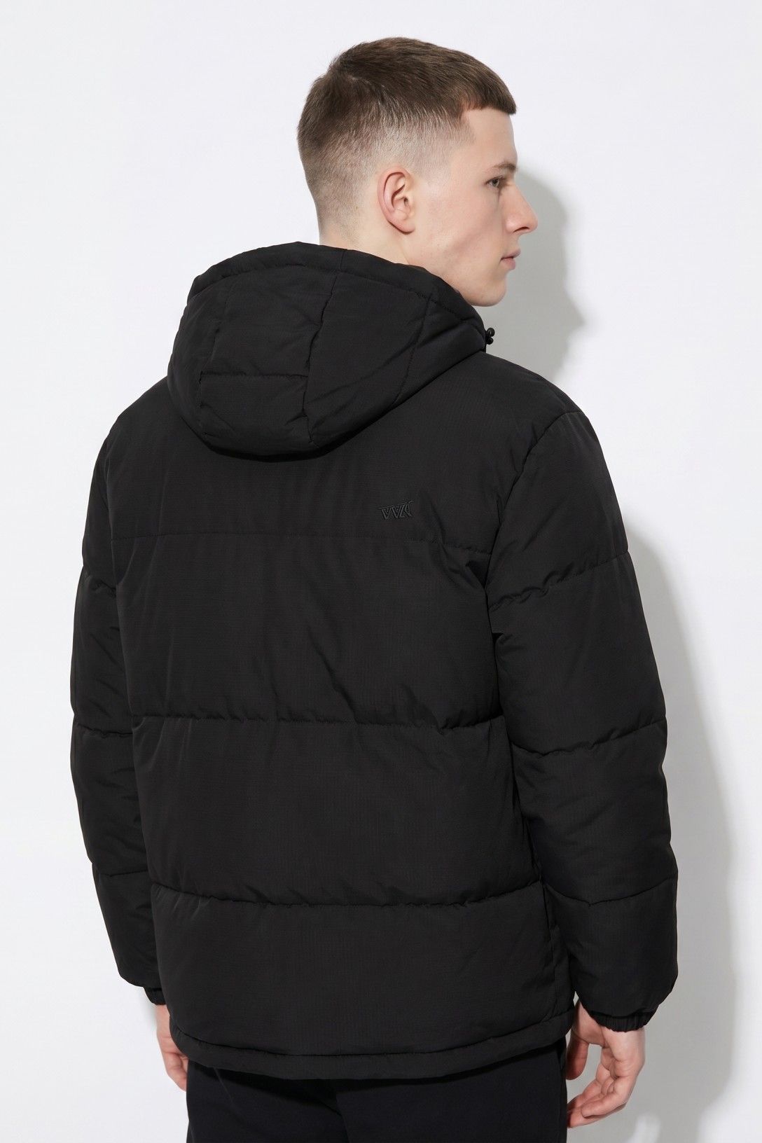 Chaquetón con capucha acolchado negro.