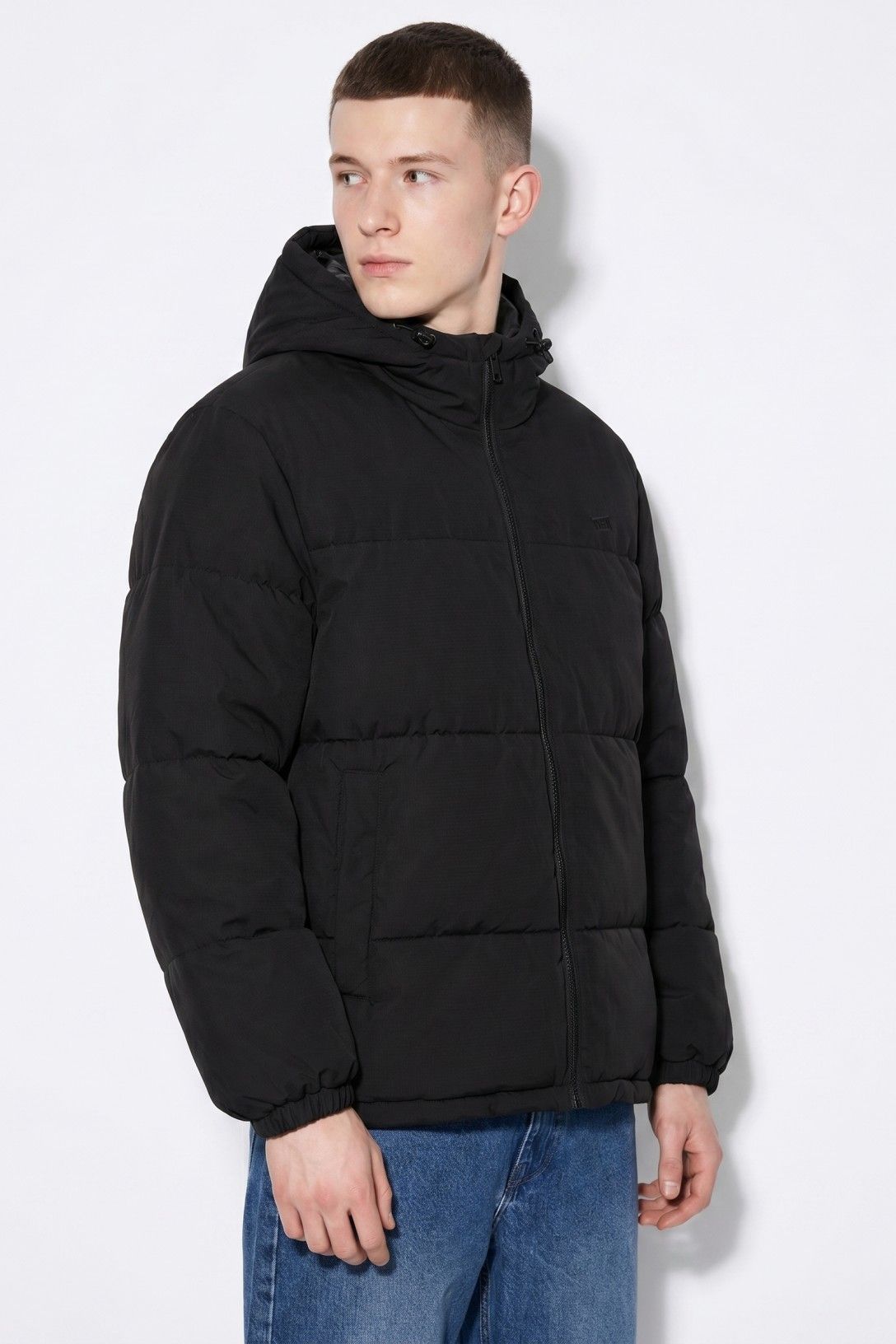 Chaquetón con capucha acolchado negro.