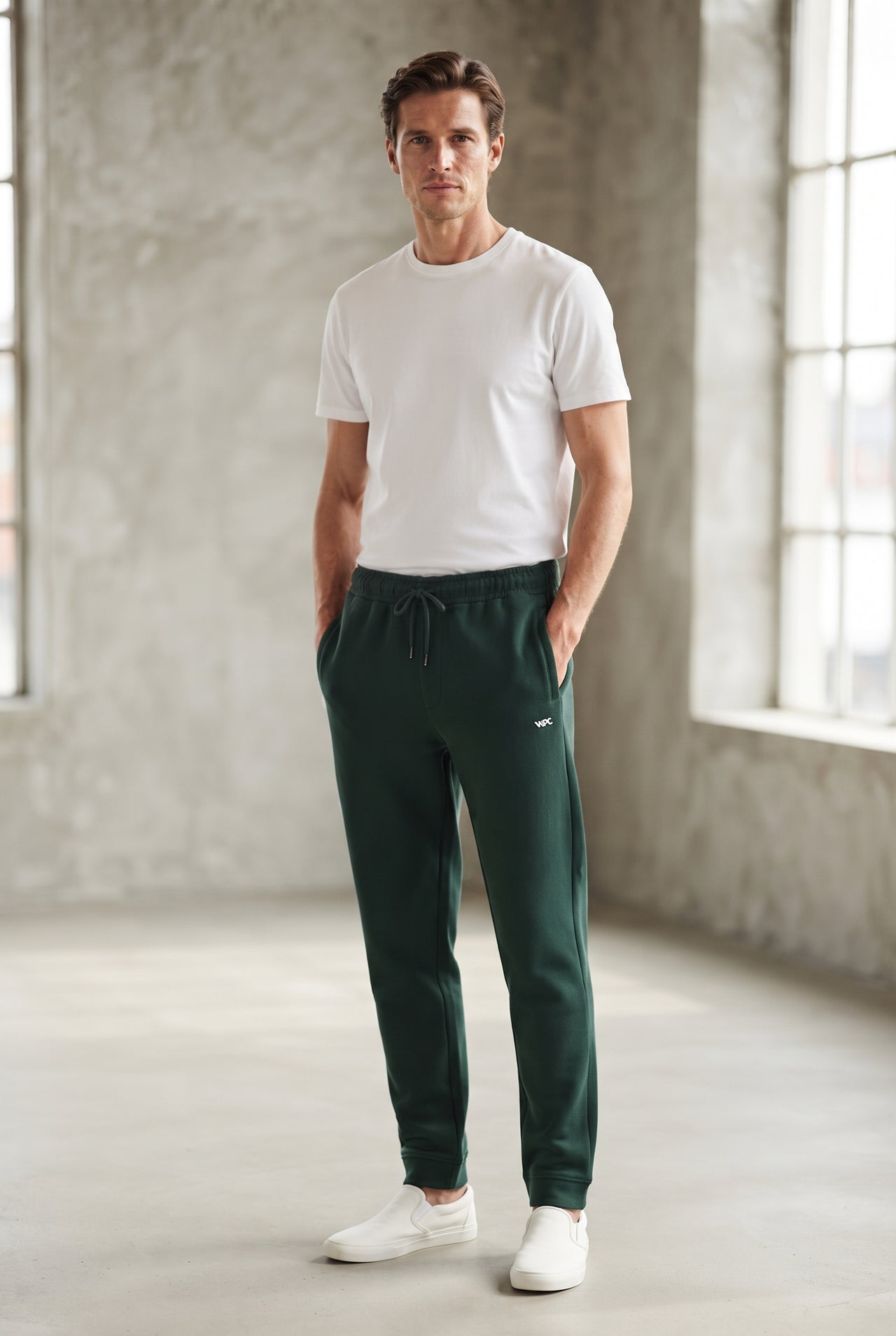 Pantalón jogger con puño y bolsillos verde, chico.