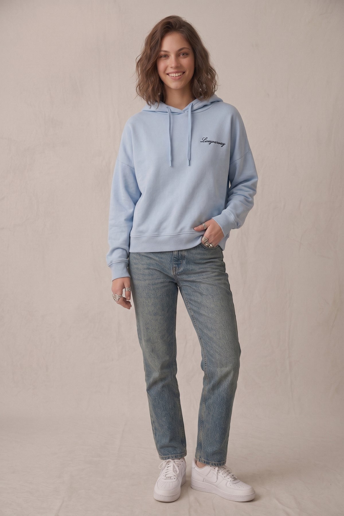 Sudadera con capucha celeste.