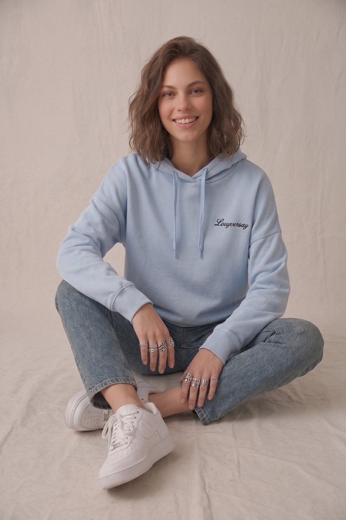 Sudadera con capucha celeste.