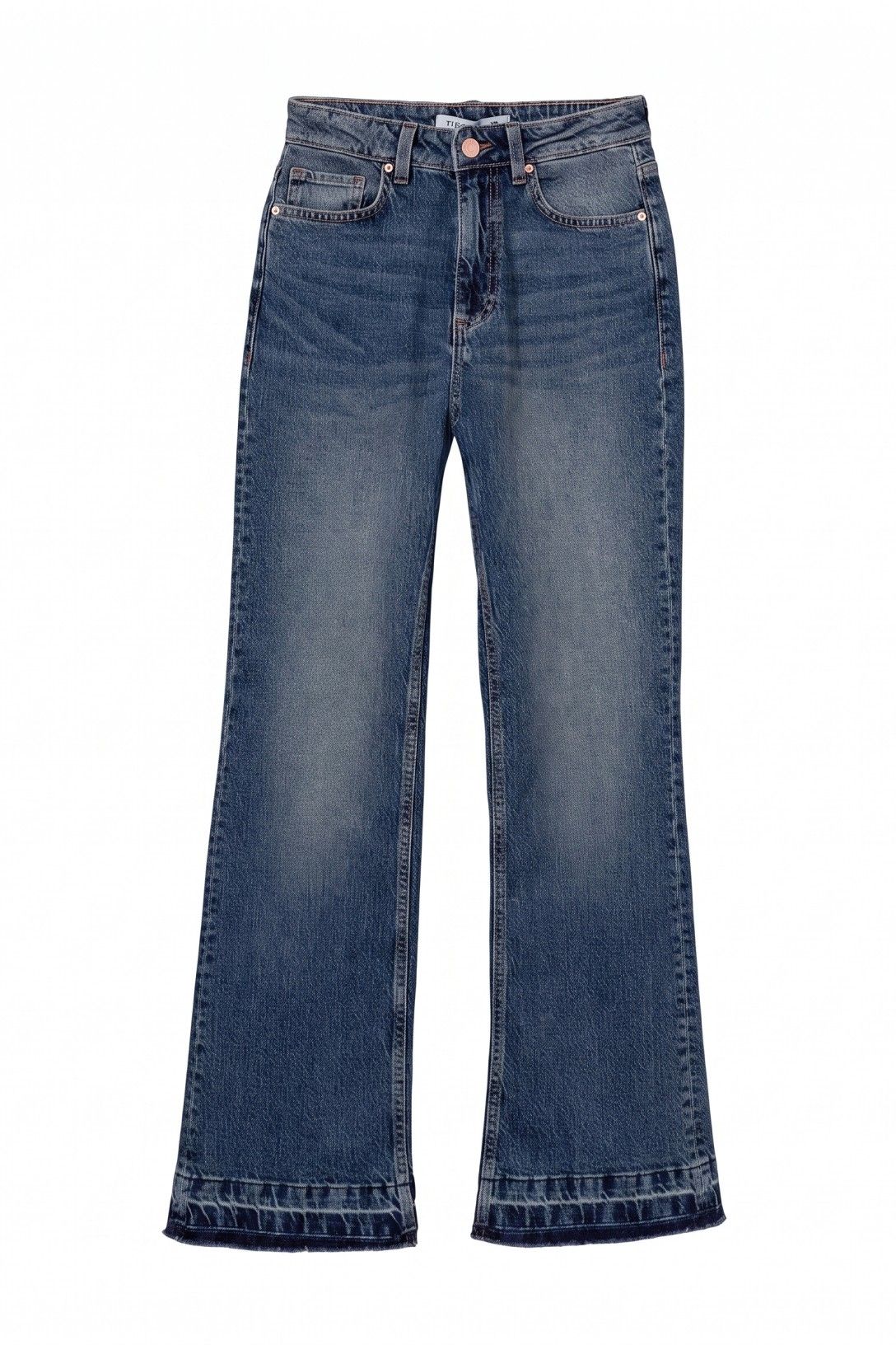Pantalón vaquero ligeramente acampanado.