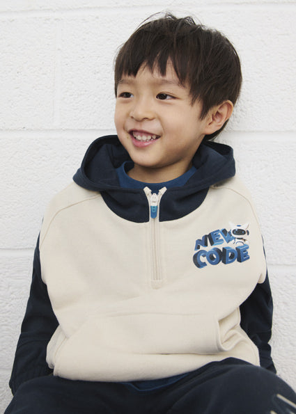 Sudadera con capucha y bolso canguro niño.