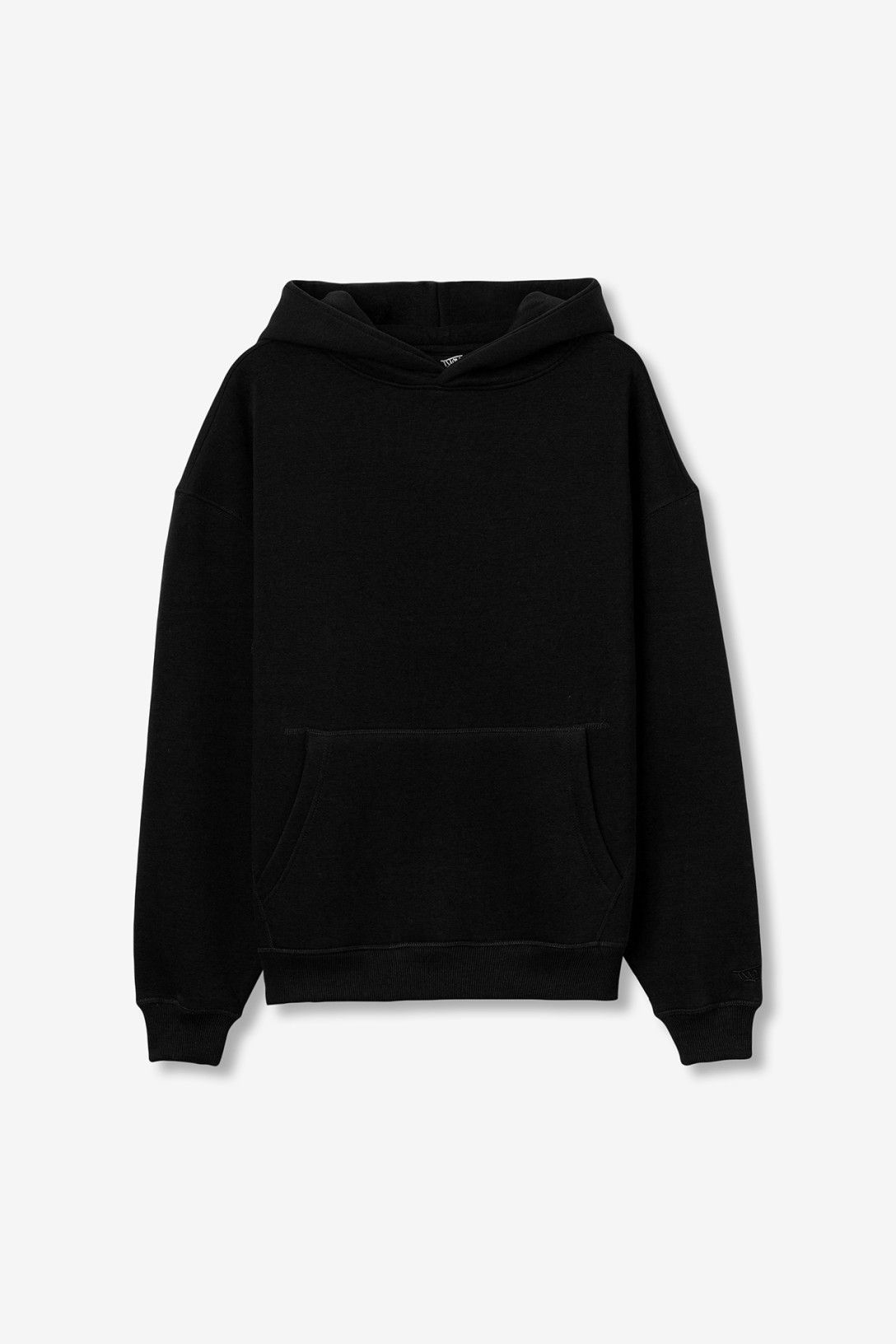Sudadera básica negra con capucha, bolsillo canguro. Chico.
