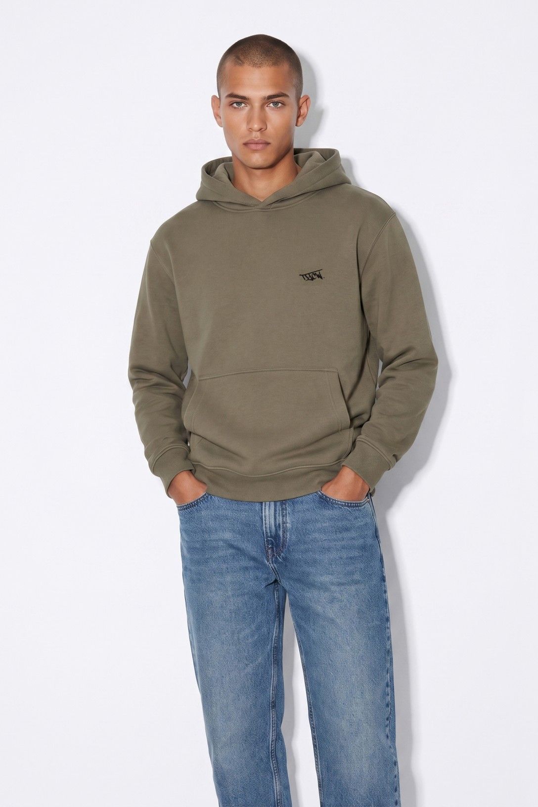 Sudadera con capucha, bolsillo frontal. Chico.