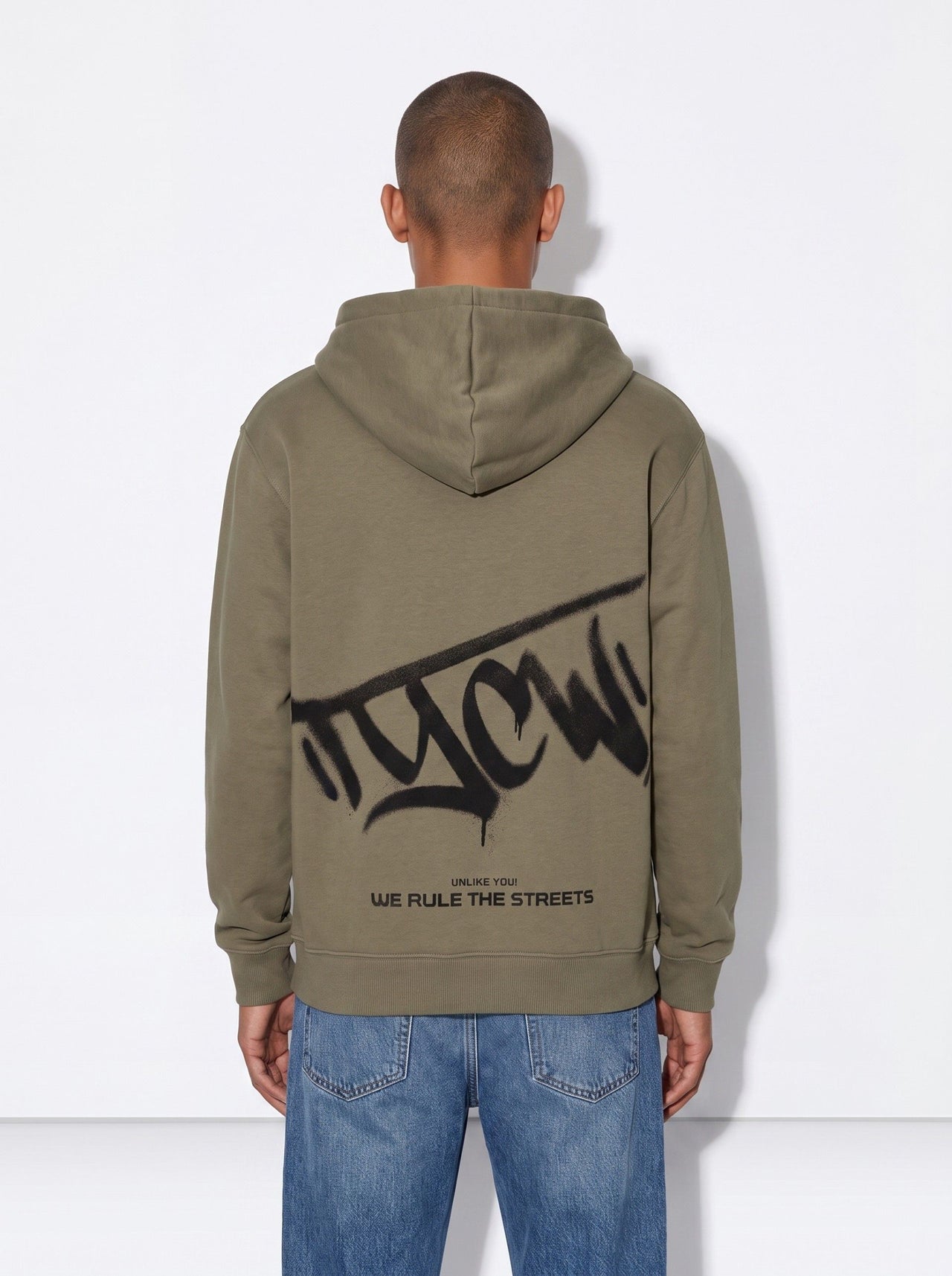 Sudadera con capucha, bolsillo frontal. Chico.