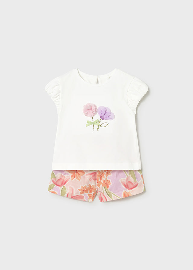 Conjunto bermuda  y camiseta floral.