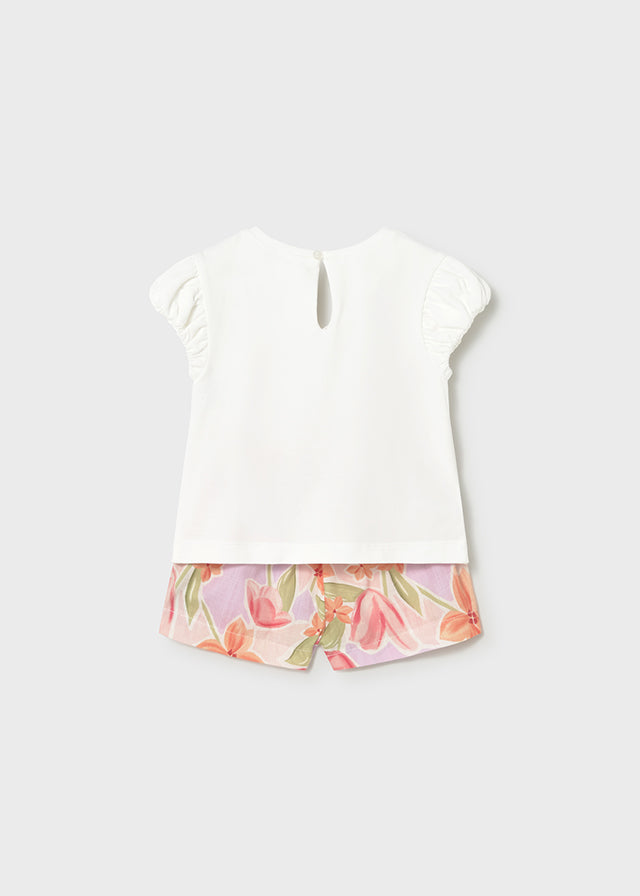 Conjunto bermuda  y camiseta floral.