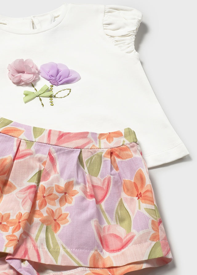 Conjunto bermuda  y camiseta floral.