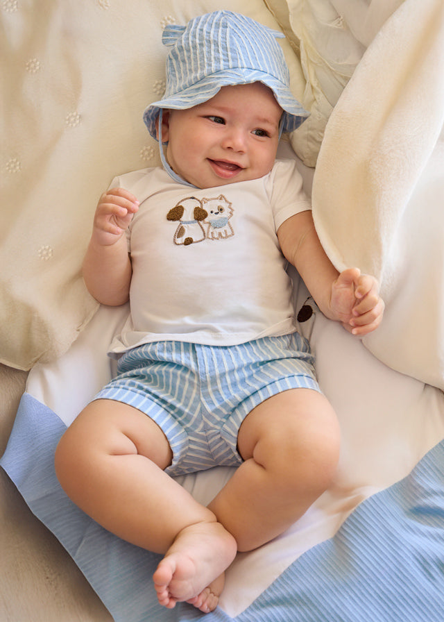 Conjunto pantalon corto, camiseta y gorro.