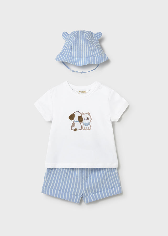 Conjunto pantalon corto, camiseta y gorro.