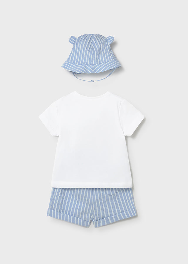 Conjunto pantalon corto, camiseta y gorro.