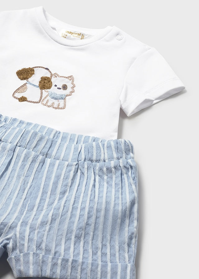 Conjunto pantalon corto, camiseta y gorro.