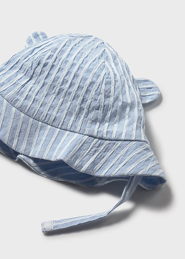 Conjunto pantalon corto, camiseta y gorro.
