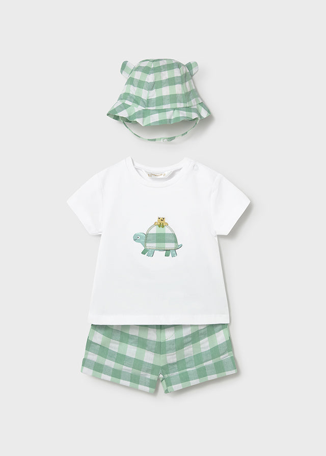 Conjunto pantalon corto, camiseta y gorro.