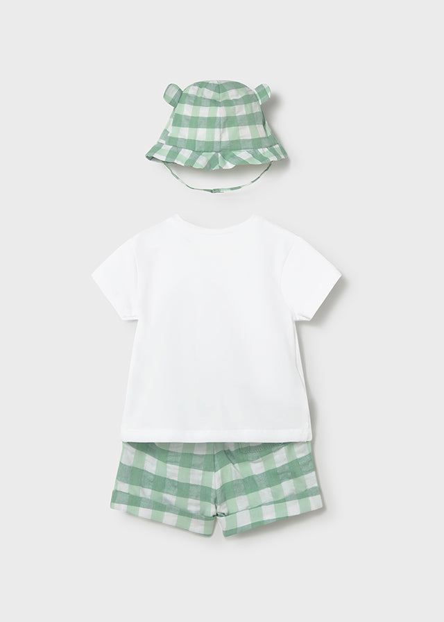 Conjunto pantalon corto, camiseta y gorro.