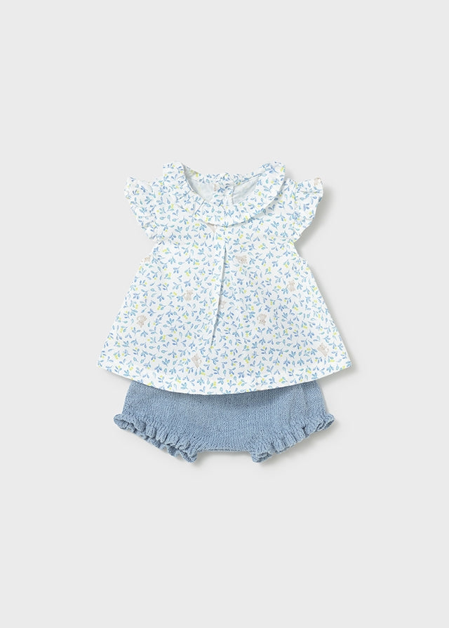 Conjunto blusa y cubrepañal tricot.