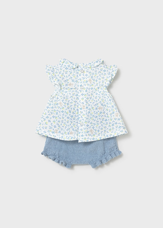 Conjunto blusa y cubrepañal tricot.