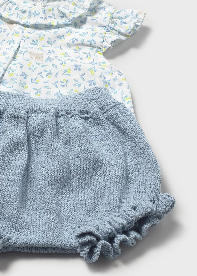 Conjunto blusa y cubrepañal tricot.