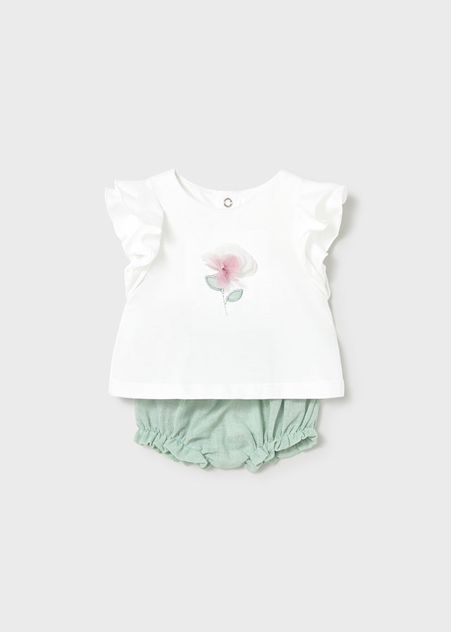 Conjunto bebé camiseta con flor y cubrepañal.
