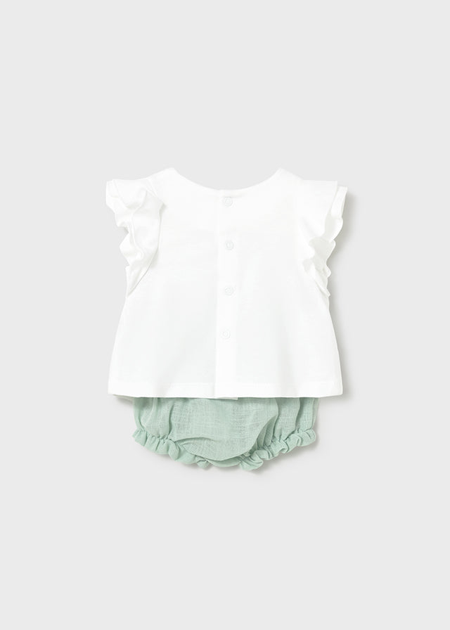 Conjunto bebé camiseta con flor y cubrepañal.