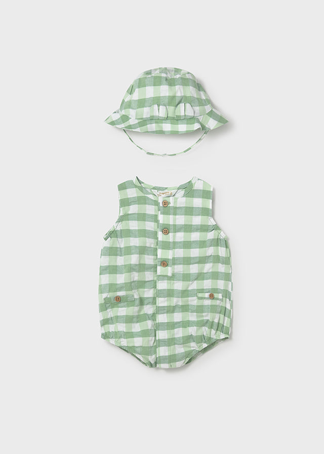 Conjunto bebé con pelele y gorro a juego.